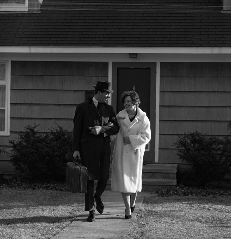 西方人,成年人,中年人,两个人,竖图,方图,黑白,室外,白天,手提箱,欧洲,欧洲人,勾,挽,房屋,庭院,人行道,外套,勾着,摄影,离开,挽着,异性恋,中年男性,中年女性,白种人,步行