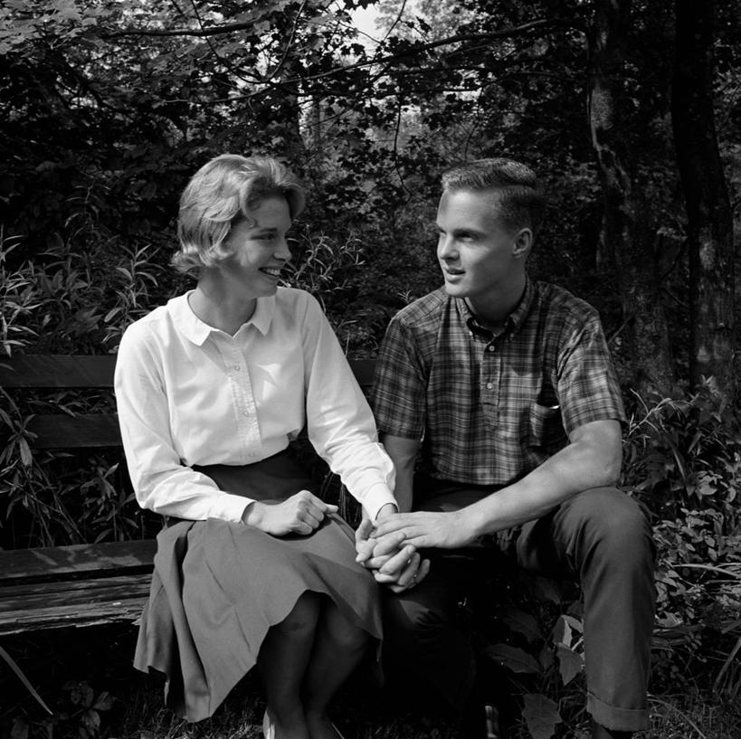 西方人,成年人,两个人,夫妻,公园,坐,微笑,横图,方图,黑白,室外,白天,爱情,满意,椅子,欧洲,欧洲人,长椅,浪漫,调情,恩爱,放松,恋人,摄影,享乐,异性恋,年轻男性,年轻女性,白种人,年轻人,夫妇,情侣,休闲活动,手牵手,说话,伴侣