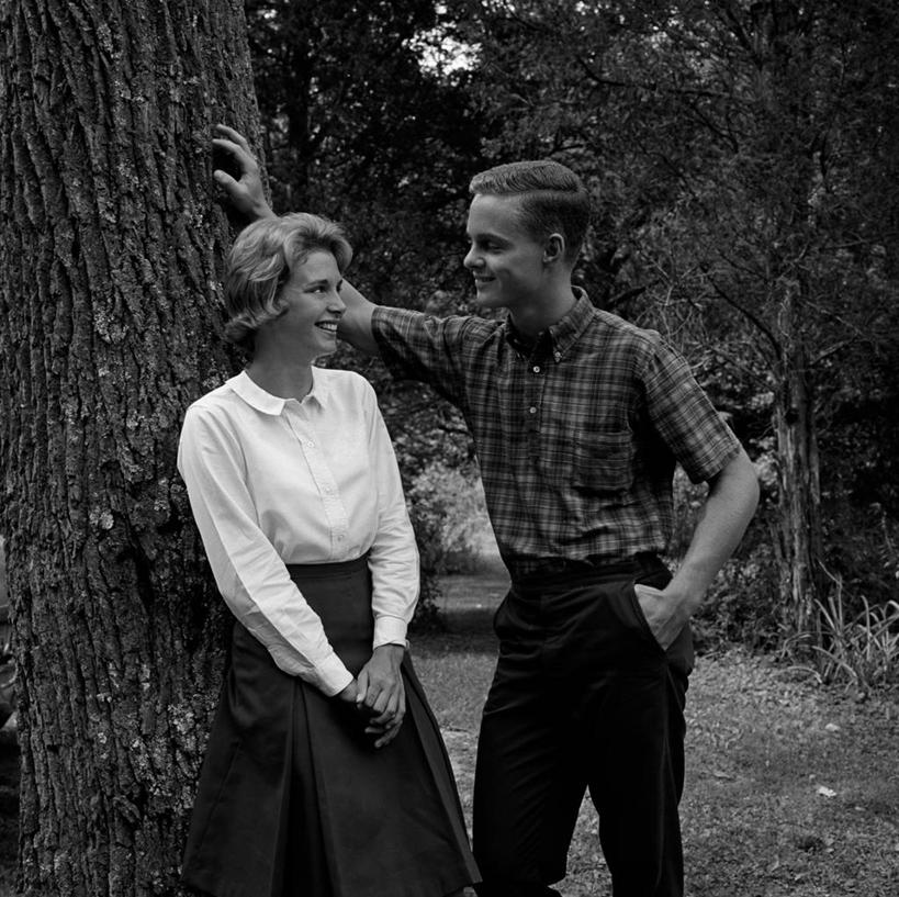 西方人,成年人,两个人,夫妻,公园,站,微笑,横图,方图,黑白,室外,白天,爱情,满意,欧洲,欧洲人,浪漫,树,靠,靠着,调情,恩爱,放松,恋人,摄影,享乐,异性恋,年轻男性,年轻女性,白种人,年轻人,夫妇,情侣,休闲活动,说话,伴侣