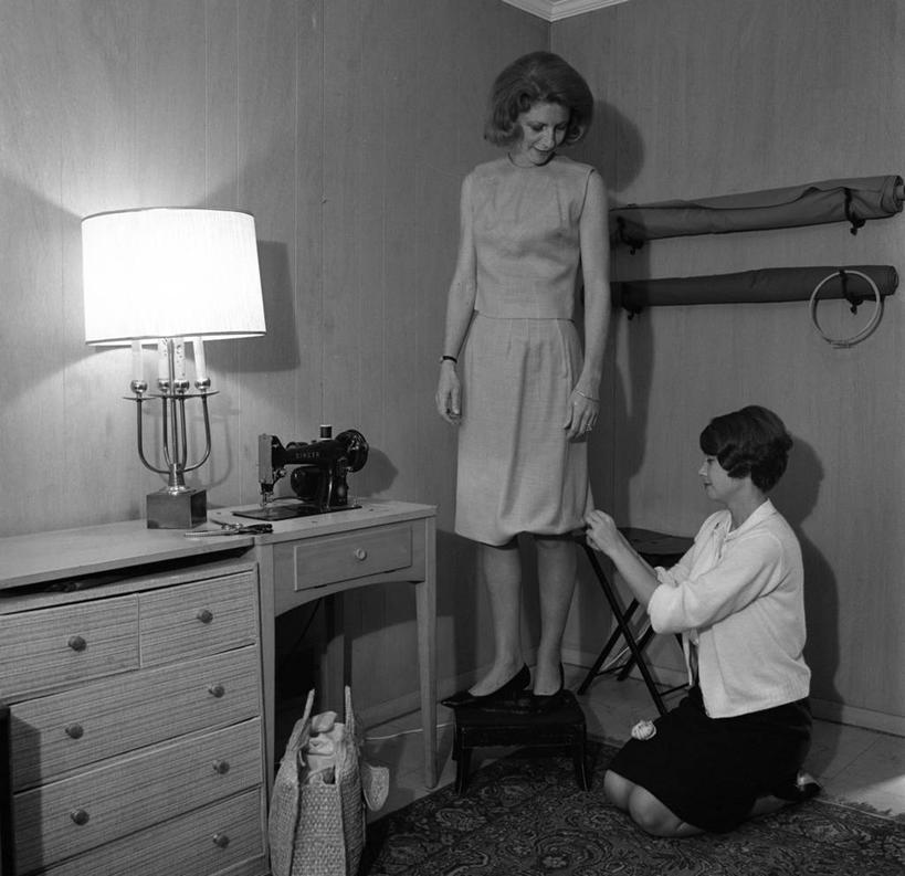 西方人,成年人,中年人,两个人,裁缝,站,横图,黑白,室内,时尚,欧洲,欧洲人,灰色背景,包,脚凳,梳妆台,古典,休闲装,灯,缝纫机,放松,摄影,缝纫,照亮,技能,完美,白种人,年轻人,跪着,影棚拍摄,圆柱销