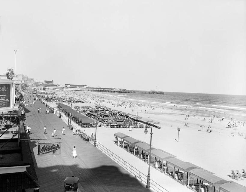 码头,横图,俯视,黑白,室外,白天,旅游,度假,海洋,美景,城市风光,城市,道路,港口,街道,路,公路,美国,行人,游客,游人,海岸线,景观,水平线,小路,交通,许多人,娱乐,路人,旅客,一群人,享受,休闲,景色,放松,摄影,木板路,群众,新泽西,大西洋城,过客,海滩,马路,休闲活动,高角度拍摄,旅行,摆渡口,埠头,渡口,渡头,港湾,海港,货运码头,口岸,商港