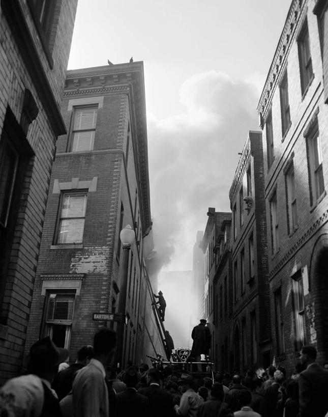 消防员,攀登,竖图,黑白,室外,白天,仰视,安全,火,美国,火焰,房屋,云,古典,水管,表,烟,摄影,消防,软管,剪影,灭火,人字梯,波士顿,马萨诸塞,消防器材,危险,消防车,低角度拍摄,水带,消防水带