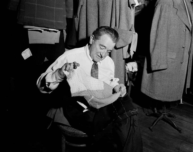 西方人,成年人,中年人,老年人,一个人,裁缝,坐,横图,黑白,室内,欧洲,欧洲人,仅一个男性,仅一个人,仅一个中年男性,材料,古典,拿着,注视,外套,观察,看,靠,靠着,职业,摄影,观看,察看,关注,男人,男性,中年男性,白种人