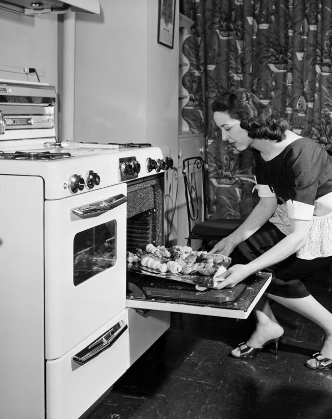 西方人,成年人,中年人,一个人,家庭,站,竖图,黑白,室内,白天,侧面,厨房,欧洲,欧洲人,仅一个女性,仅一个人,弯腰,烤炉,围裙,食品,古典,餐盘,拿着,休闲装,饮食,仅一个中年女性,温暖,温馨,一家人,放松,摄影,家庭妇女,和睦,专心,享乐,膳食,炊具,女人,女性,中年女性,白种人,烹调,融洽,美人,过去