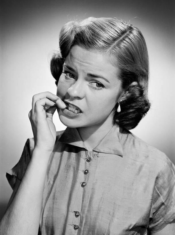 西方人,成年人,脸,头,脸颊,指甲,一个人,竖图,黑白,欧洲,欧洲人,仅一个年轻女性,仅一个女性,仅一个人,咬,灰色背景,肩膀,吸,人体,摄影,咬着,忧虑,肖像,吮,担心,年轻女性,女人,女性,白种人,年轻人,头部,脸部,脸蛋,面部,影棚拍摄,弱点