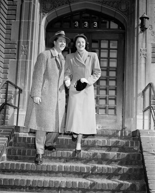 西方人,成年人,中年人,两个人,微笑,竖图,黑白,室外,白天,正面,快乐,门,帽子,欧洲,欧洲人,勾,挽,公寓,台阶,搭,勾着,摄影,享乐,搭着,挽着,异性恋,中年男性,中年女性,白种人,步行,手牵手,门廊