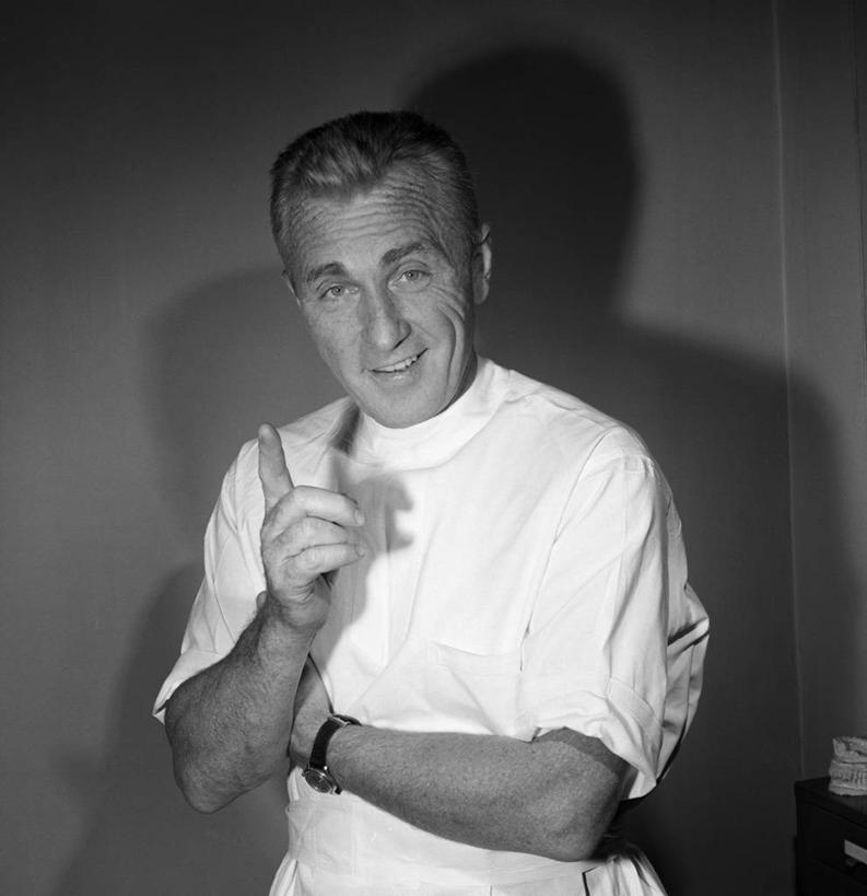 西方人,成年人,中年人,老年人,一个人,双手交叉,微笑,竖图,方图,黑白,室内,正面,信心,欧洲,欧洲人,仅一个男性,仅一个人,仅一个中年男性,古典,T恤,休闲装,手指,放松,人体,摄影,腕表,双手抱胸,解释,肖像,男人,男性,中年男性,白种人,半身