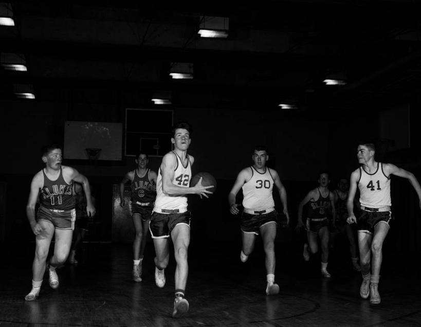 西方人,成年人,一个人,体育馆,运动场,跑,横图,黑白,室内,夜晚,正面,运动服,锻炼,运动,竞争,篮球,欧洲,欧洲人,仅一个男性,仅一个人,数字,古典,拿着,体育场,球,仅一个年轻男性,摄影,生活方式,挑战,运动馆,技能,男人,男性,年轻男性,白种人,年轻人,径赛