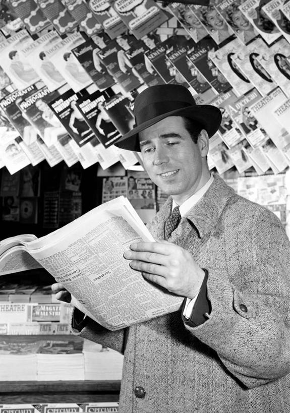 西方人,成年人,中年人,一个人,站,微笑,竖图,黑白,室内,白天,商务,满意,报纸,帽子,欧洲,欧洲人,仅一个男性,仅一个人,仅一个中年男性,亭子,拿着,零售,读书,摄影,男人,男性,中年男性,白种人,半身,售货亭,好奇心