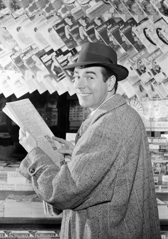 西方人,成年人,中年人,一个人,站,微笑,竖图,黑白,室内,白天,商务,满意,报纸,帽子,欧洲,欧洲人,仅一个男性,仅一个人,仅一个中年男性,亭子,拿着,零售,读书,摄影,肖像,男人,男性,中年男性,白种人,半身,售货亭,好奇心