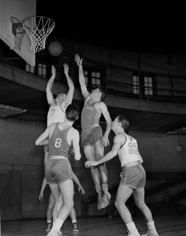 西方人,成年人,中年人,四个人,健身房,跳,竖图,黑白,室内,运动服,运动,竞争,欧洲,欧洲人,射门,篮球框,篮球运动员,摄影,活动,动作,防守,挑战,年轻男性,中年男性,白种人,年轻人