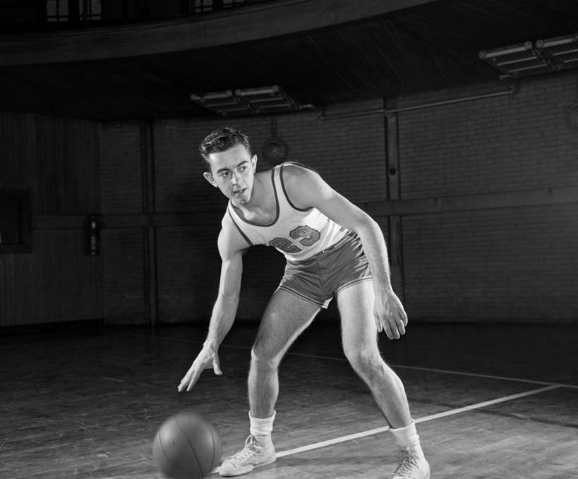 西方人,成年人,一个人,站,横图,黑白,室内,运动服,运动,欧洲,欧洲人,仅一个男性,仅一个人,篮球运动员,仅一个年轻男性,摄影,男人,男性,年轻男性,白种人,年轻人