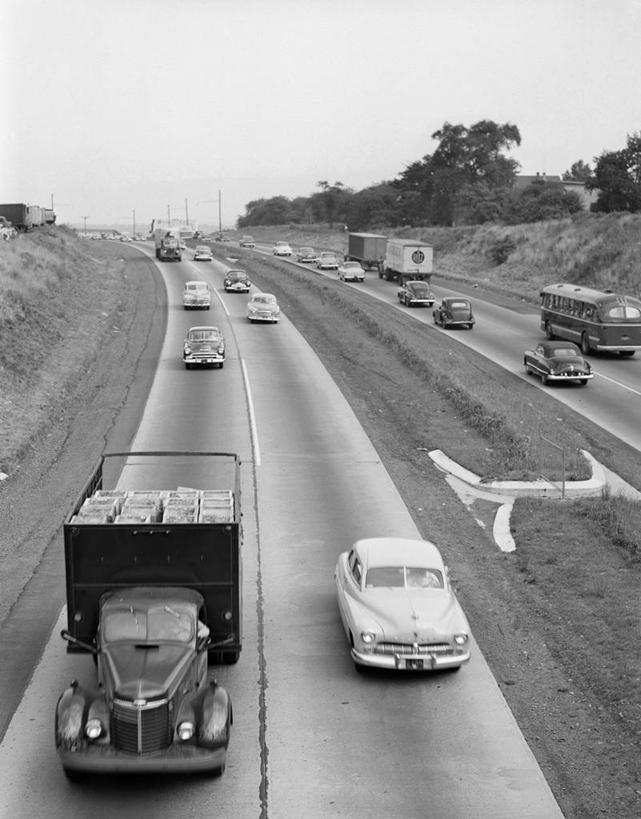 无人,竖图,俯视,黑白,室外,白天,旅途,城市,公路,汽车,美国,路标,交通,古典,拖车,运输,摄影,货运,新泽西,高角度拍摄,旅行,交通堵塞,过去