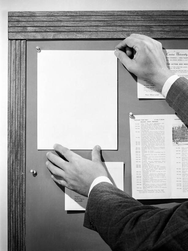 西方人,成年人,手,一个人,竖图,黑白,室内,特写,留白,欧洲,欧洲人,仅一个男性,告示牌,办公用品,古典,拿着,图钉,人体,摄影,英文字母,部分,袖口,白种人,过去