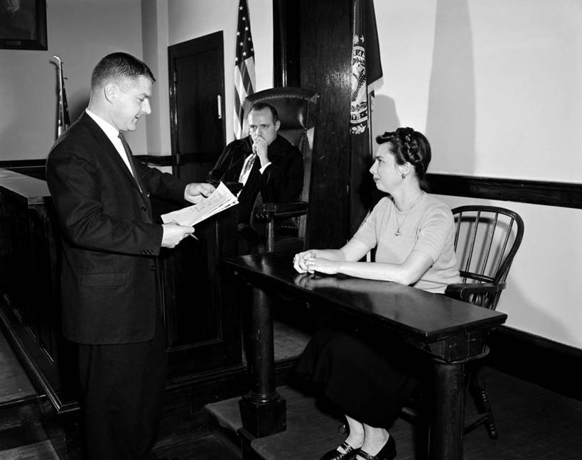 西方人,成年人,中年人,三个人,律师,法官,站,坐,横图,黑白,室内,侧面,椅子,欧洲,欧洲人,套装,正装,听,拿着,书桌,美国国旗,摄影,权威,法庭,文档,合伙,宽外袍,证人,男人,女人,白种人,说话,法律