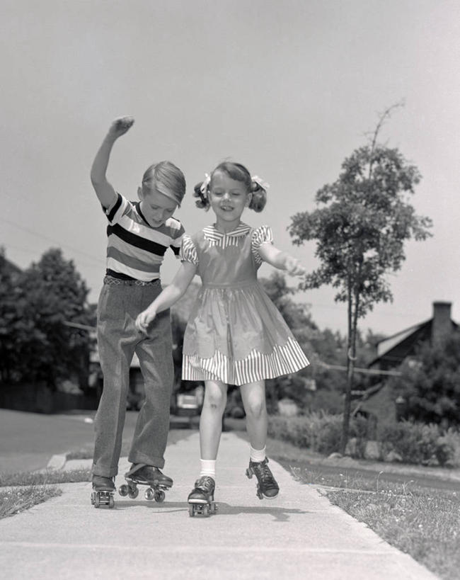 西方人,儿童,头发,两个人,微笑,竖图,黑白,室外,白天,正面,快乐,友谊,纯洁,滚轴溜冰,草坪,欧洲,欧洲人,并排,人行道,小路,旱冰鞋,溜冰鞋,郊区,古典,小孩,金色,轮滑鞋,可爱,童年,童趣,摄影,滑冰鞋,童真,烂漫,无邪,单排轮滑,无忧无虑,天真,溜冰,轮滑,男孩,女孩,白种人,孩子,休闲活动