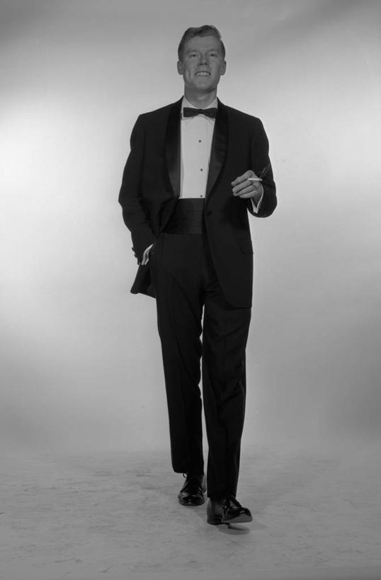 西方人,成年人,中年人,老年人,一个人,微笑,竖图,黑白,正面,香烟,欧洲,欧洲人,仅一个男性,仅一个人,仅一个中年男性,灰色背景,服装,摄影,踏步,严肃,高雅,神圣,肖像,手插袋,燕尾服,认真,男人,男性,中年男性,白种人,步行,插兜,手插兜,影棚拍摄,礼服,英俊,手抄兜,美人