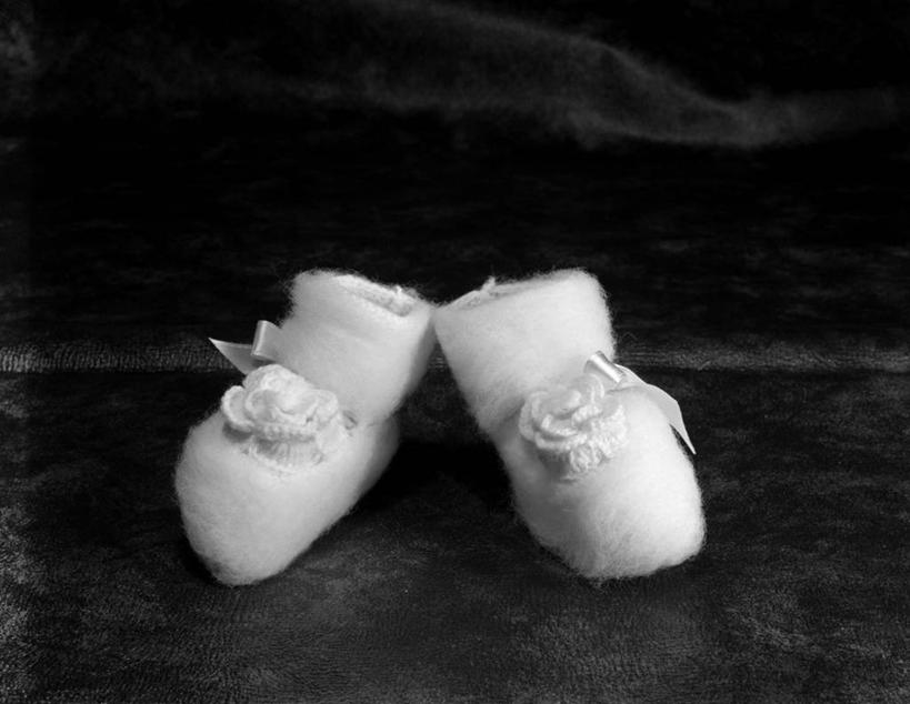 无人,横图,黑白,特写,留白,纯洁,黑色背景,并排,古典,两个,白色,婴儿鞋,可爱,童年,童趣,摄影,童真,烂漫,无邪,天真,影棚拍摄,过去