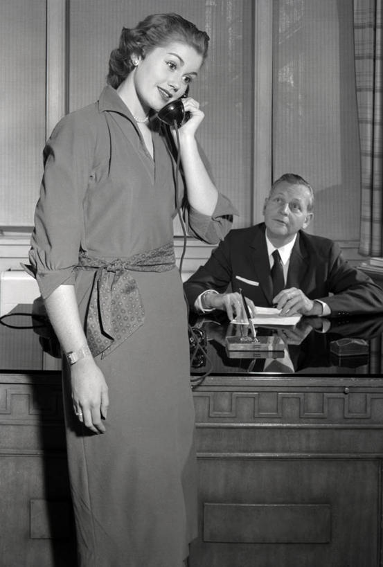 西方人,成年人,中年人,老年人,两个人,办公室,站,坐,打电话,竖图,黑白,室内,通讯,酒店,欧洲,欧洲人,古典,图像,拿着,摄影,接待员,老年男性,年轻女性,白种人,年轻人,白领,电话机