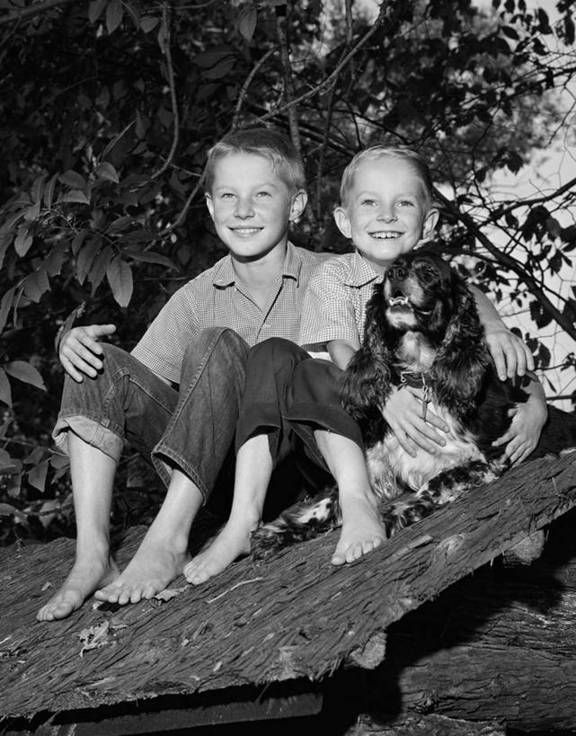 西方人,儿童,两个人,兄弟,坐,笑,微笑,露齿笑,竖图,黑白,室外,白天,友谊,幸福,纯洁,宠物,狗,欧洲,欧洲人,并排,古典,牛仔裤,休闲装,树,小孩,赤脚,放松,可爱,童年,童趣,摄影,肖像,童真,烂漫,无邪,无忧无虑,天真,男孩,男性,白种人,孩子,树屋