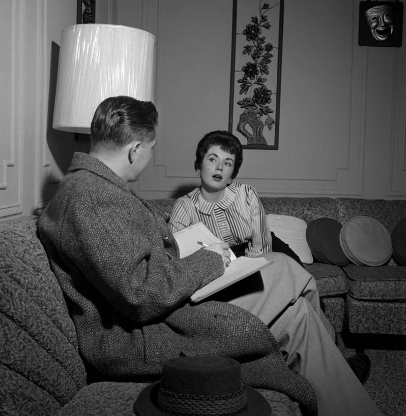 西方人,成年人,中年人,两个人,家庭,花园,坐,竖图,方图,黑白,室内,花圃,沙发,欧洲,欧洲人,写,温暖,温馨,一家人,读书,摄影,和睦,起居室,合伙,采访,忠告,中年男性,中年女性,白种人,书,小花园,说话,融洽,会计科目