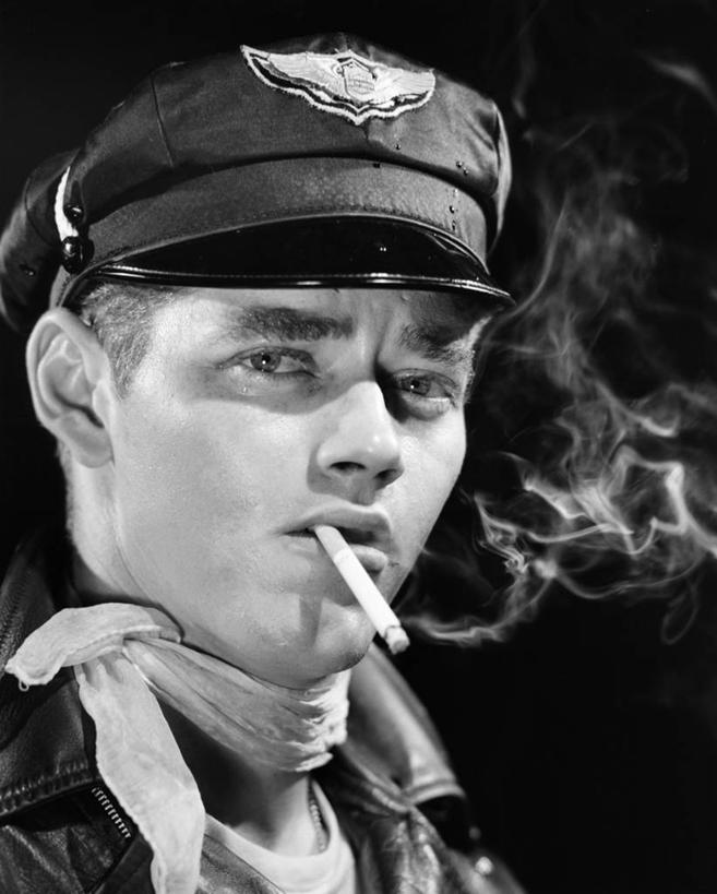 西方人,成年人,脸,头,脸颊,一个人,吸烟,竖图,黑白,信心,香烟,欧洲,欧洲人,仅一个男性,仅一个人,黑色背景,古典,领巾,肩膀,仅一个年轻男性,鸭舌帽,个性,摄影,肖像,男人,男性,年轻男性,白种人,年轻人,头部,脸部,脸蛋,面部,影棚拍摄,态度