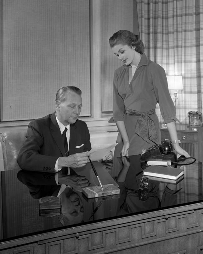 西方人,成年人,中年人,老年人,两个人,商务人士,秘书,商务男性,办公室,竖图,黑白,室内,衬衫,商务,合作,欧洲,欧洲人,套装,图像,书桌,决定,读书,摄影,报告,企业,公司,文档,商务装,合伙,工薪阶层,老年男性,男性,年轻女性,白种人,年轻人,白领,上班族,半身,衬衣