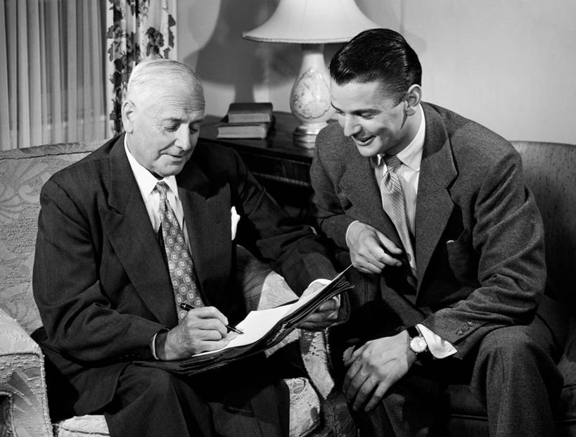 西方人,成年人,中年人,老年人,两个人,商务人士,商务男性,坐,微笑,横图,黑白,室内,衬衫,商务,签字,欧洲,欧洲人,写,套装,领带,古典,摄影,扶手椅,企业,公司,文档,商务装,工薪阶层,老年男性,男人,男性,中年男性,白种人,白领,上班族,衬衣