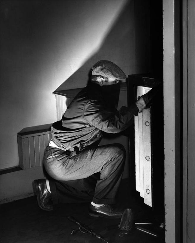 成年人,中年人,一个人,蹲,竖图,黑白,室内,夜晚,仅一个男性,仅一个人,仅一个中年男性,古典,打开,保险箱,摄影,犯罪,开启,盗窃,偷窃,小偷,窃贼,盗贼,贼,偷盗,男人,男性,中年男性