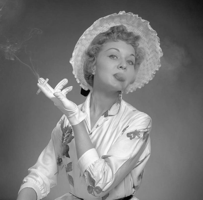 西方人,成年人,头发,一个人,横图,方图,黑白,室外,白天,仰视,香烟,帽子,日光,欧洲,欧洲人,仅一个年轻女性,仅一个女性,仅一个人,服装,拿着,衣服,手套,金色,摄影,服饰,高雅,衣着,穿着,肖像,呼气,衣饰,年轻女性,女人,女性,白种人,年轻人,卷发,半身,低角度拍摄,美人