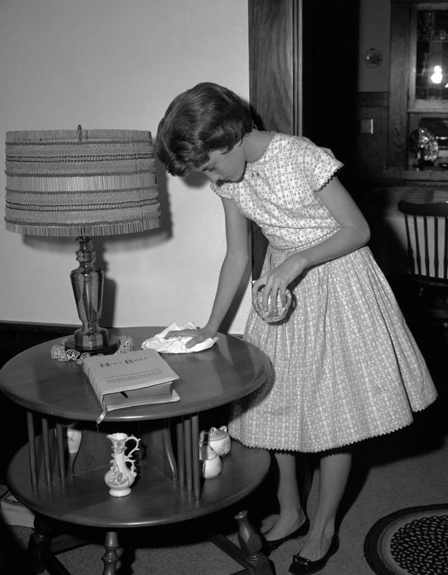 西方人,成年人,中年人,一个人,家庭,站,竖图,黑白,室内,桌子,欧洲,欧洲人,仅一个女性,仅一个人,擦,古典,抹布,仅一个中年女性,温暖,温馨,一家人,摄影,打扫,灰尘,和睦,起居室,女人,女性,中年女性,白种人,清洗,融洽,家务劳动