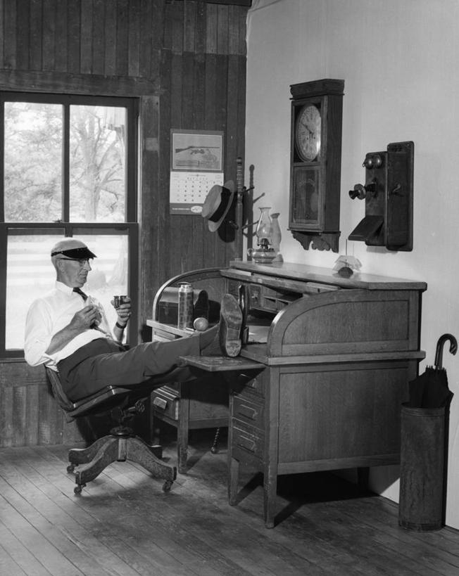 西方人,成年人,老年人,一个人,商务人士,商务男性,办公室,坐,竖图,黑白,室内,白天,侧面,衬衫,商务,欧洲,欧洲人,仅一个男性,仅一个人,撑,喝,套装,古典,图像,托腮,书桌,托,仅一个老年男性,放松,摄影,办公椅,专心,企业,公司,托下巴,商务装,工薪阶层,老年男性,男人,男性,白种人,白领,上班族,双腿交叉,衬衣