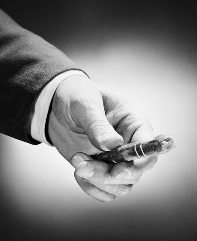 成年人,手,一个人,竖图,黑白,特写,仅一个男性,灰色背景,拿着,一个,雪茄,诱惑,人体,摄影,单个,部分,高雅,简单,影棚拍摄