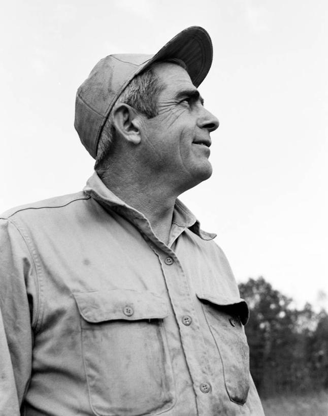 西方人,成年人,中年人,老年人,脸,头,脸颊,一个人,站,竖图,黑白,室外,白天,侧面,制服,满意,信心,欧洲,欧洲人,仅一个男性,仅一个人,仅一个中年男性,棒球帽,肩膀,灰色,向上看,思考,摄影,技能,男人,男性,中年男性,白种人,头部,脸部,脸蛋,面部,机械工人