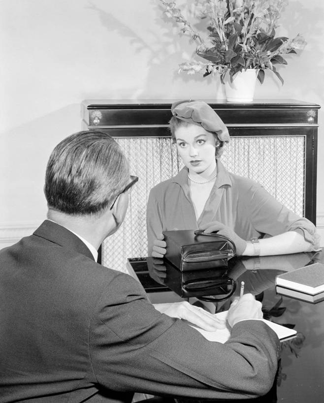 西方人,成年人,老年人,两个人,商务人士,商务男性,办公室,坐,竖图,黑白,室内,白天,衬衫,商务,欧洲,欧洲人,套装,古典,图像,书桌,摄影,企业,公司,商务装,工薪阶层,忠告,老年男性,男性,年轻女性,白种人,年轻人,白领,上班族,说话,半身,衬衣,档案管理员