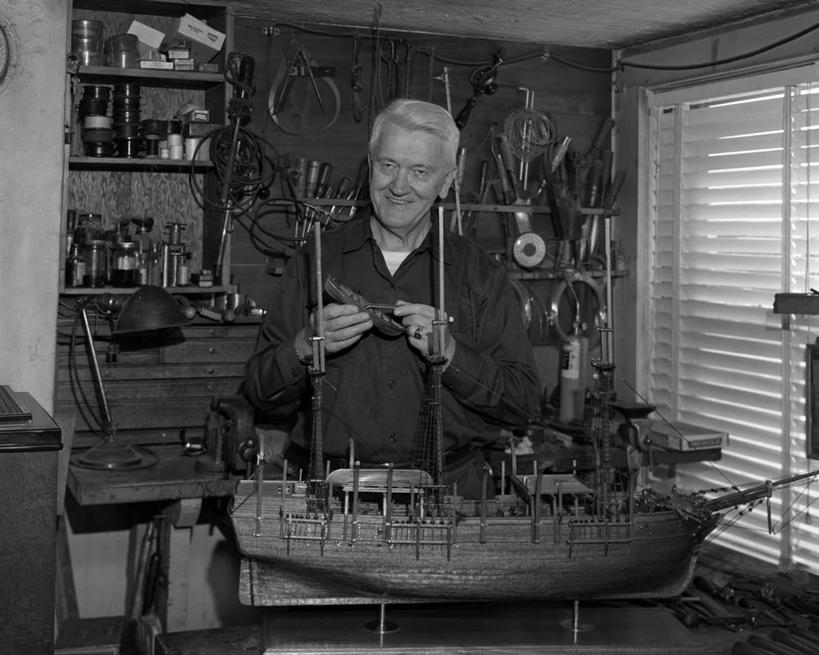 成年人,老年人,一个人,站,横图,黑白,室内,白天,满意,车间,船,仅一个男性,仅一个人,古典,拿着,模型,做,仅一个老年男性,摄影,退休,肖像,比例,技能,美术工艺,老年男性,男人,男性,休闲活动,半身