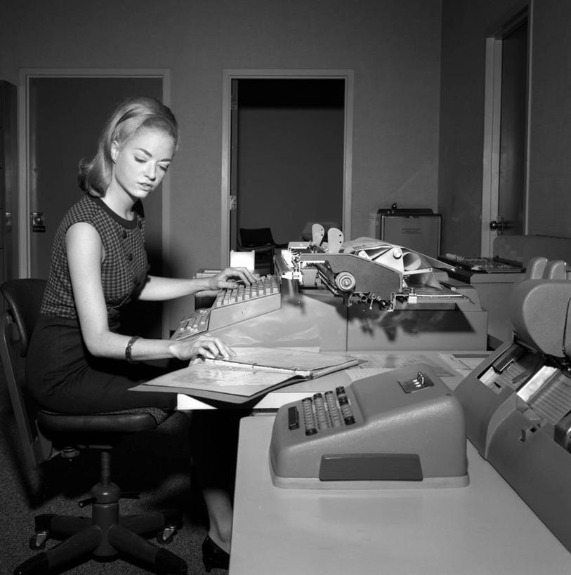 西方人,成年人,一个人,商务人士,秘书,商务女性,办公室,坐,竖图,方图,黑白,室内,侧面,商务,欧洲,欧洲人,仅一个年轻女性,仅一个女性,仅一个人,套装,古典,图像,书桌,职业,读书,金融,理财,摄影,经济,写字板,准确,企业,公司,收银条,商务装,贸易,工薪阶层,年轻女性,女人,女性,白种人,年轻人,白领,上班族,顾问,金融投资顾问