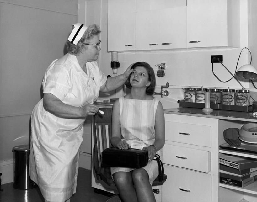 西方人,成年人,中年人,老年人,两个人,护士,医院,站,坐,横图,黑白,室内,白天,欧洲,欧洲人,古典,医疗用品,生病,摄影,白衣天使,实验服,老年女性,中年女性,白种人,触摸,考场