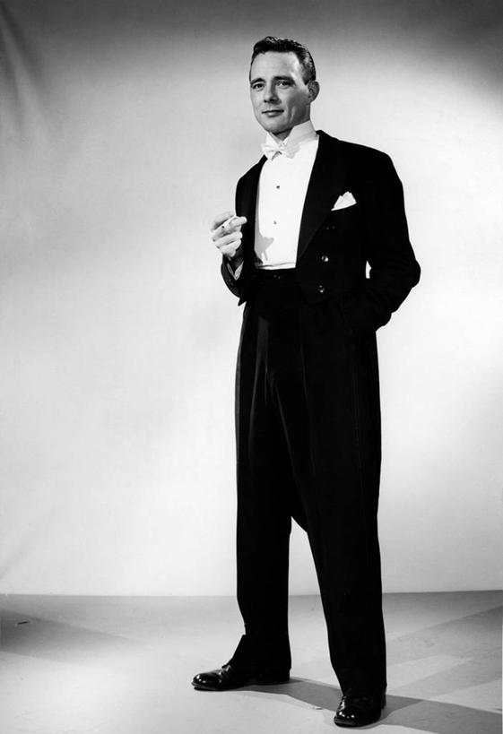 西方人,成年人,中年人,一个人,站,竖图,黑白,信心,欧洲,欧洲人,仅一个男性,仅一个人,仅一个中年男性,灰色背景,服装,古典,摄影,严肃,高雅,神圣,肖像,燕尾服,认真,男人,男性,中年男性,白种人,影棚拍摄,礼服,英俊,美人