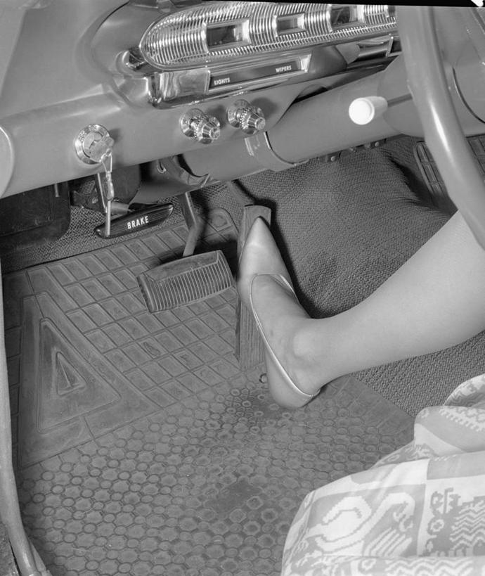 成年人,中年人,腿,一个人,推,竖图,方图,黑白,汽车,仅一个女性,仅一个人,古典,仅一个中年女性,运输,人体,摄影,踏步,英文字母,足,踏板,油门踏板,女人,女性,中年女性,旅行