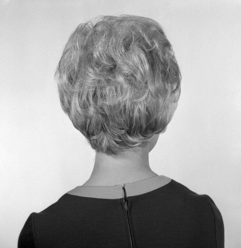 西方人,成年人,中年人,脸,头,脸颊,头发,一个人,竖图,方图,黑白,白色背景,欧洲,欧洲人,仅一个女性,仅一个人,古典,休闲装,肩膀,背面,仅一个中年女性,金色,摄影,拉链,女人,女性,中年女性,白种人,头部,脸部,脸蛋,面部,影棚拍摄,短发