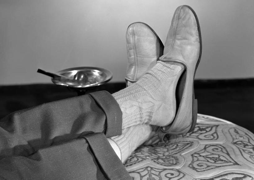 成年人,老年人,腿,一个人,横图,黑白,室内,特写,鞋子,仅一个男性,仅一个人,仅一个中年男性,古典,放松,人体,摄影,足,男人,男性,中年男性,休闲活动,双腿交叉