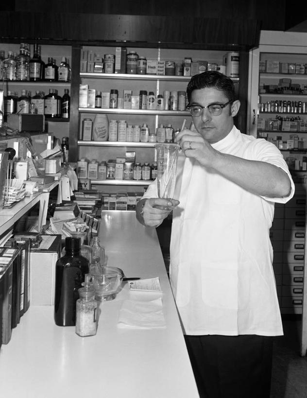 西方人,成年人,中年人,一个人,药剂师,站,竖图,黑白,室内,白天,欧洲,欧洲人,仅一个男性,仅一个人,仅一个中年男性,药,眼镜,古典,拿着,瓶子,摄影,药房,专心,准确,实验服,技能,男人,男性,中年男性,白种人