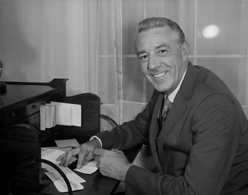 西方人,成年人,老年人,一个人,坐,笑,微笑,露齿笑,横图,黑白,室内,夜晚,侧面,快乐,签字,欧洲,欧洲人,仅一个男性,仅一个人,写,套装,纸,古典,书桌,水笔,仅一个老年男性,金融,摄影,支票,文档,肖像,老年男性,男人,男性,白种人,半身