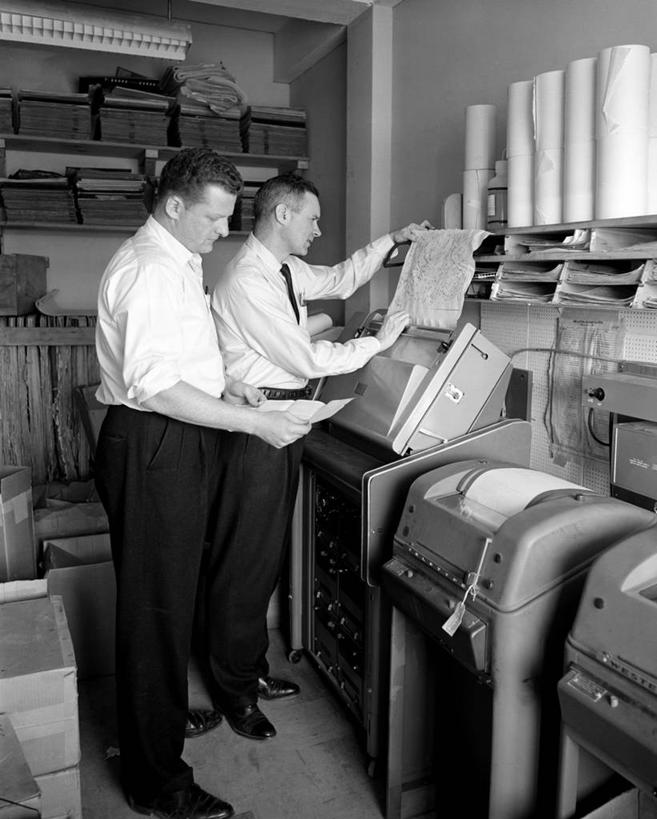 成年人,中年人,老年人,两个人,站,竖图,黑白,室内,侧面,合作,团队,打印机,地图,检查,拿着,摄影,专心,准确,老年男性,男人