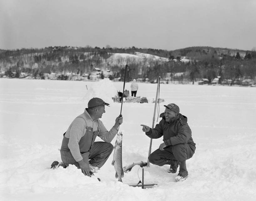 成年人,老年人,一个人,两个人,蹲,微笑,横图,黑白,室外,白天,侧面,旅游,度假,成功,美景,山,野生动物,仅一个男性,仅一个人,仅一个中年男性,棒球帽,地平线,地形,景观,辽阔,地面,古典,拿着,娱乐,自然,享受,休闲,广阔,景色,放松,摄影,一望无际,自然风光,延伸,天地相交,无边无际,一马平川,茄克,冰钓,男人,男性,中年男性,钓竿,跪着