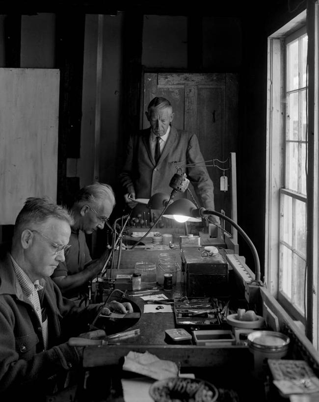 西方人,成年人,老年人,三个人,站,坐,竖图,黑白,室内,白天,合作,团队,车间,桌子,欧洲,欧洲人,套装,拿着,休闲装,灯,职业,放松,摄影,权威,珠宝商,透视图,技能,美术工艺,老年男性,男人,男性,白种人