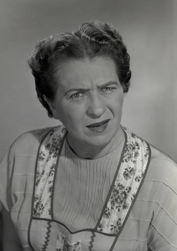 西方人,成年人,老年人,一个人,竖图,黑白,特写,正面,欧洲,欧洲人,仅一个女性,仅一个人,灰色背景,生气,古典,扭曲,休闲装,灰色,放松,愤怒,摄影,仅一个老年女性,恼怒,悲伤,愤慨,伤心,难过,怒气,气愤,忧虑,发怒,怒火,肖像,情绪,脾气,忿怒,怨恨,强烈,挫败,悲哀,哀痛,悲戚,悲痛,气忿,愤恨,肝火,担心,激动,老年女性,女人,女性,白种人,半身,影棚拍摄,短发,过去,态度