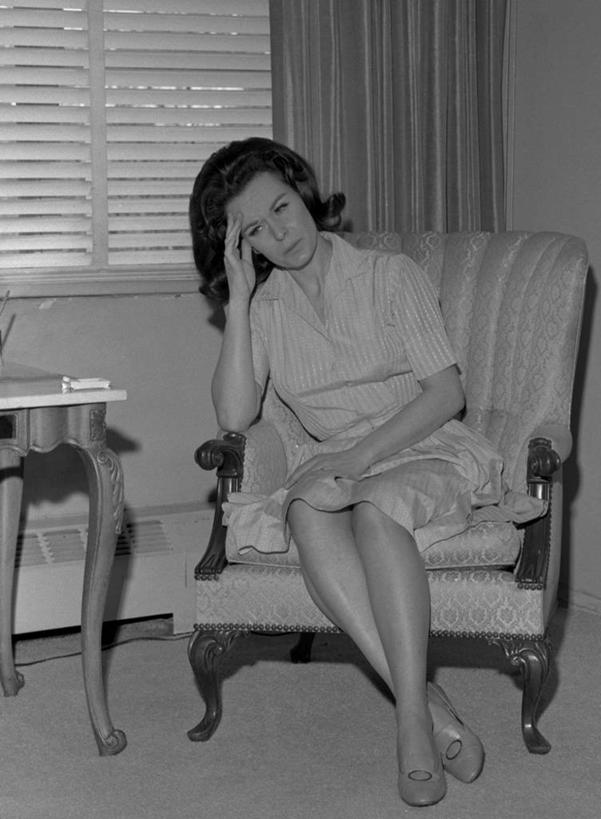 西方人,成年人,中年人,一个人,家庭,坐,竖图,黑白,室内,椅子,欧洲,欧洲人,仅一个女性,仅一个人,撑,托腮,托,仅一个中年女性,思考,温暖,温馨,一家人,摄影,头痛,和睦,起居室,托下巴,担心,女人,女性,中年女性,白种人,融洽