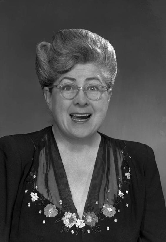 西方人,成年人,老年人,两个人,家庭,夫妻,坐,横图,竖图,黑白,室内,白天,侧面,爱情,桌子,欧洲,欧洲人,撑,眼镜,古典,浪漫,托腮,休闲装,托,思考,温暖,温馨,一家人,调情,恩爱,放松,恋人,摄影,和睦,专心,起居室,托下巴,敌对,策略,西洋跳棋,异性恋,老年男性,老年女性,男人,男性,女人,女性,白种人,夫妇,情侣,休闲活动,半身,伴侣,融洽,过去